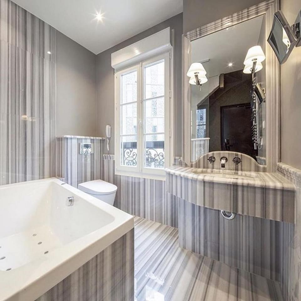 Combined shower/tub, hair dryer, towels