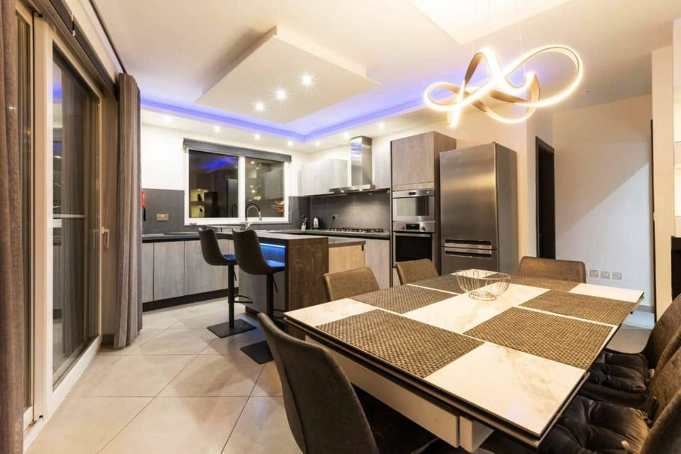Apartment, 3 Bedrooms, Accessible, Smoking | Dining room