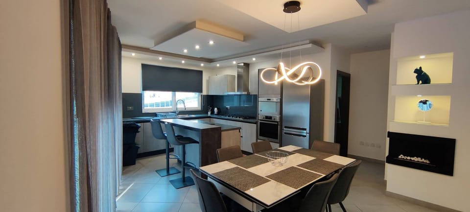 Apartment, 3 Bedrooms, Accessible, Smoking | Dining room