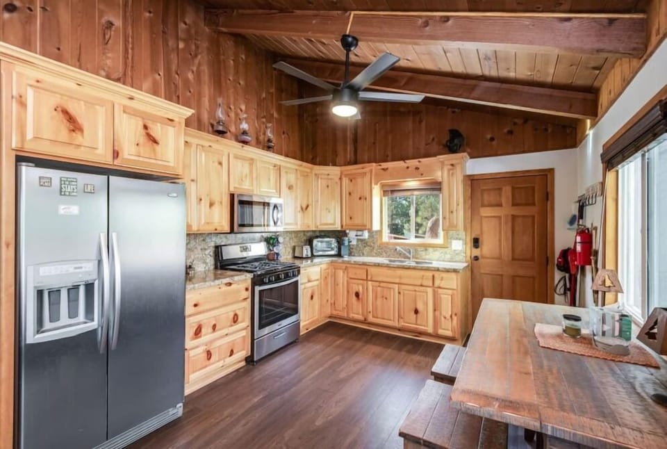 Modern, Well-Equipped Kitchen
