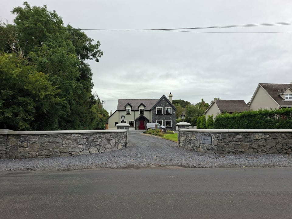 Heaneys at the Crossroads, Street View