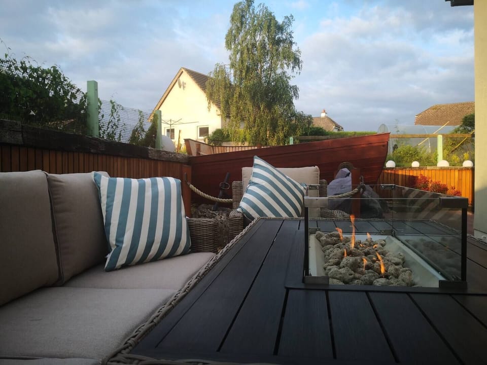 Relax in comfort and Tranquility at your Galway  Nautical Paradise