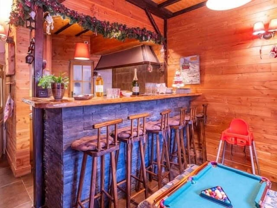 Bar area with stools – an ideal spot for a friendly aperitif