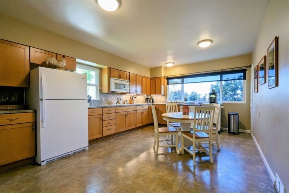 Large kitchen with all the basics for a home cooked meal!