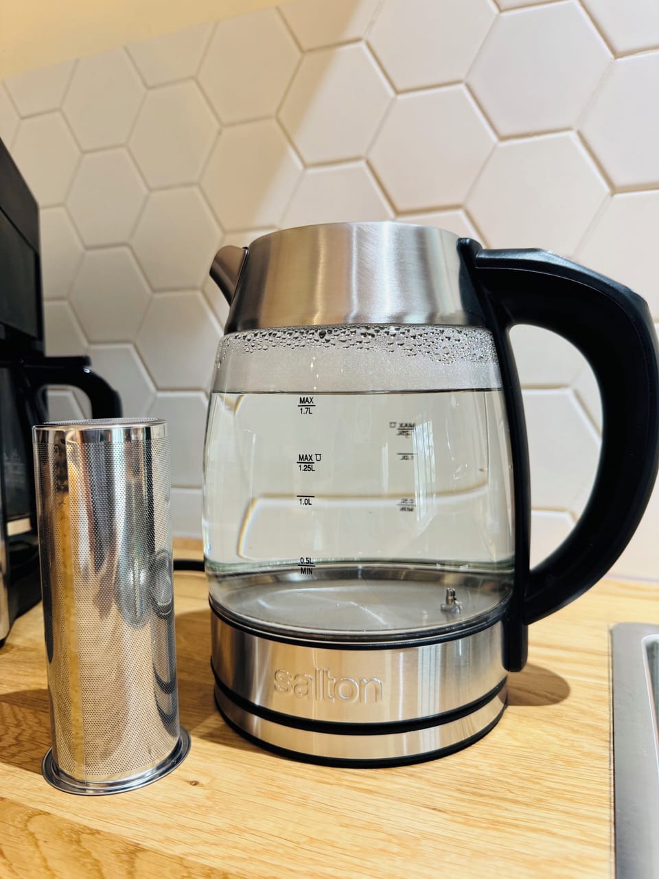 Electric kettle with tea infuser