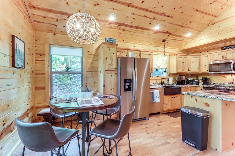 Dining Area | Dishware & Flatware Provided