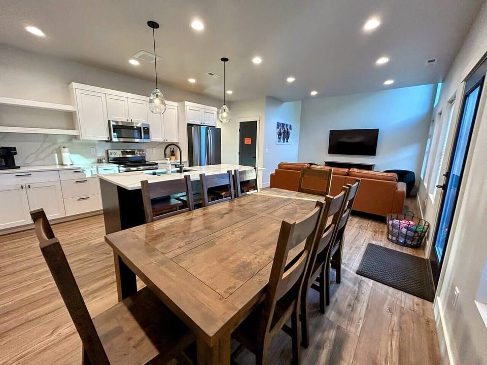 The open dining area offers seating for ten, with six at the main table and four more at the nearby bar. It’s a bright, easy space for shared meals, game nights, and gathering together after a full day of exploring the Tetons.