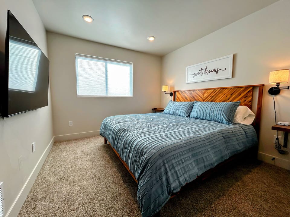 Luxury bedding. SmartTV. Big Hole Mountain view. Large walk-in closet. King bed.