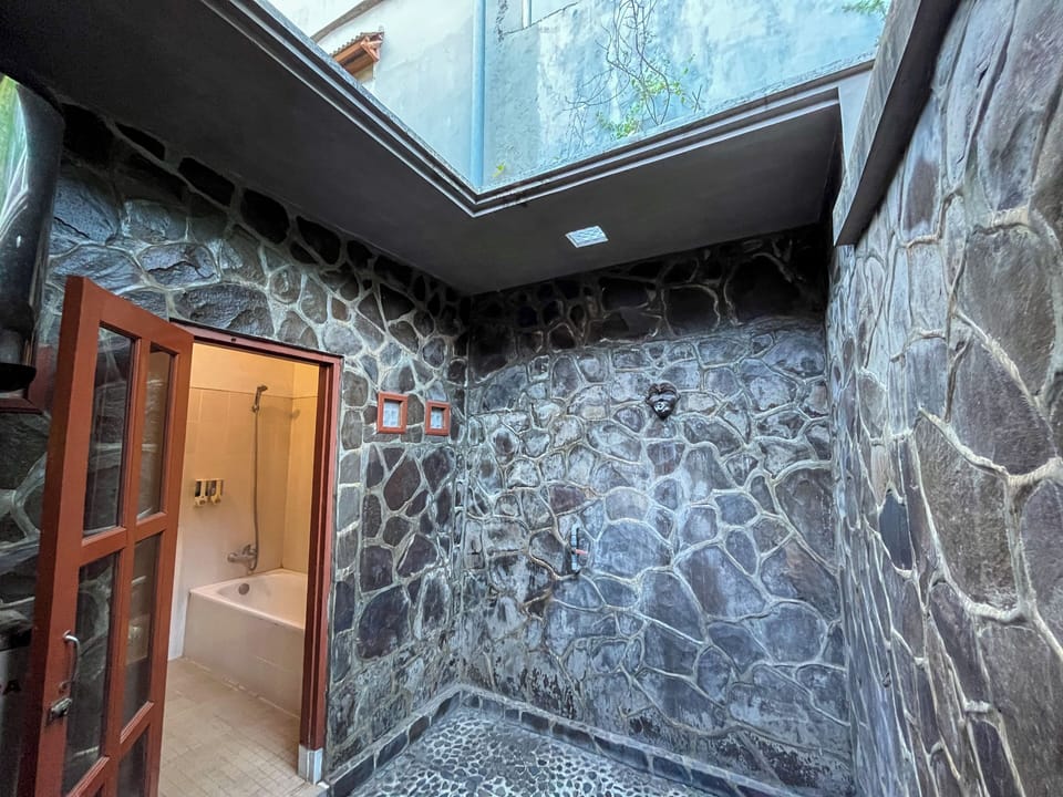 Deluxe Room | Bathroom | Combined shower/tub, free toiletries, towels, soap