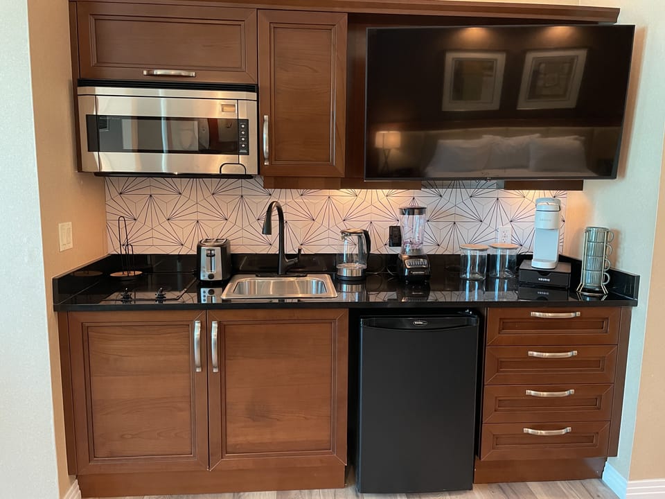 Kitchenette - includes blender, toaster, electric kettle, Keurig