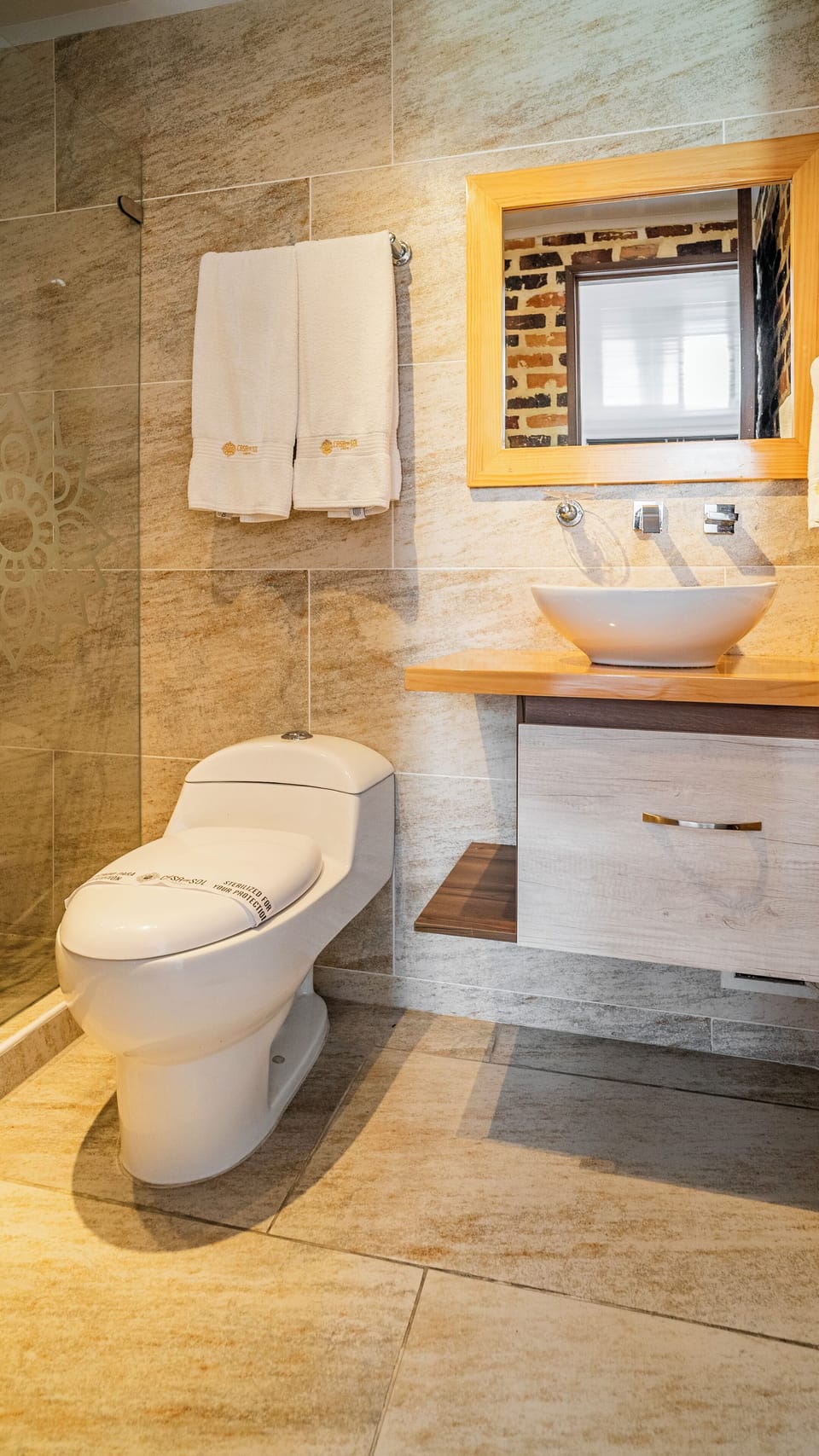 Junior Studio Suite | Bathroom | Shower, towels, soap, shampoo