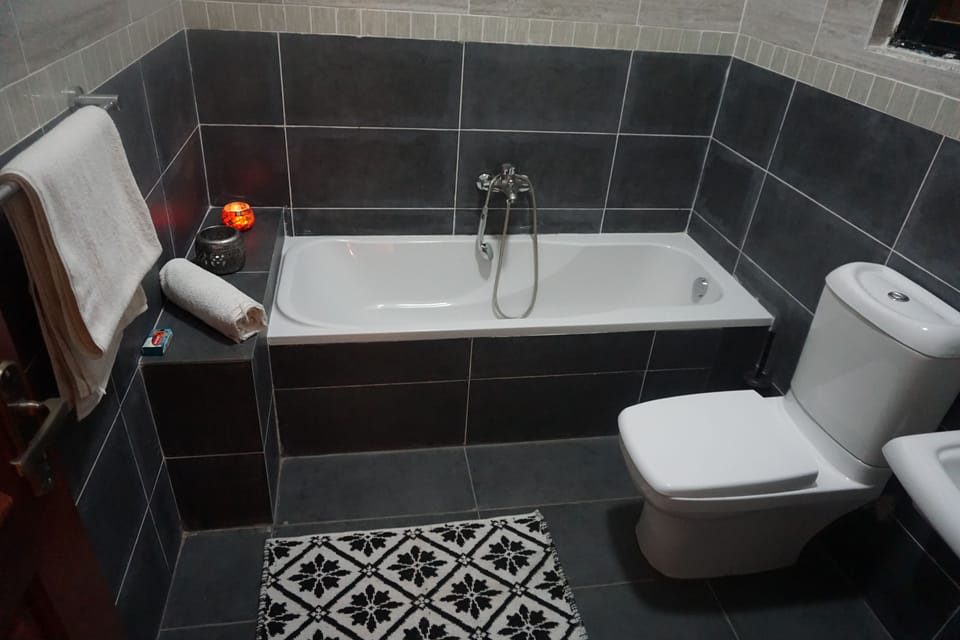 Royal Suite, 1 King Bed, Balcony, Pool View | Bathroom | Combined shower/tub, free toiletries, towels