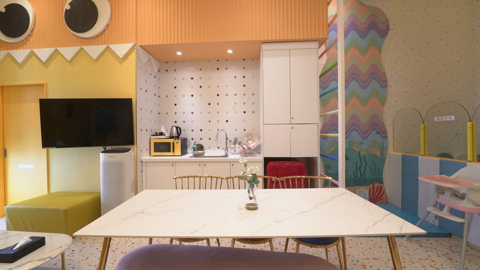Kids Yellow Room | Private kitchen | Mini-fridge, microwave, highchair, cookware/dishes/utensils