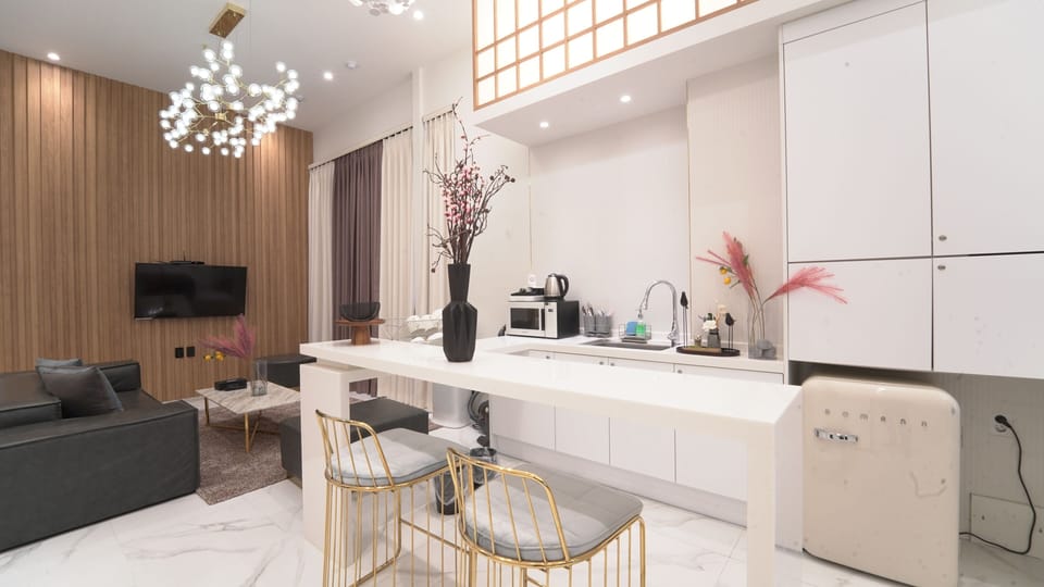 City White Room | Private kitchen | Mini-fridge, microwave, highchair, cookware/dishes/utensils