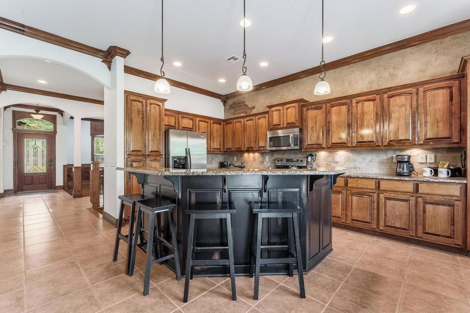 Very large, well equipped kitchen; seating for 8 (island and breakfast nook).