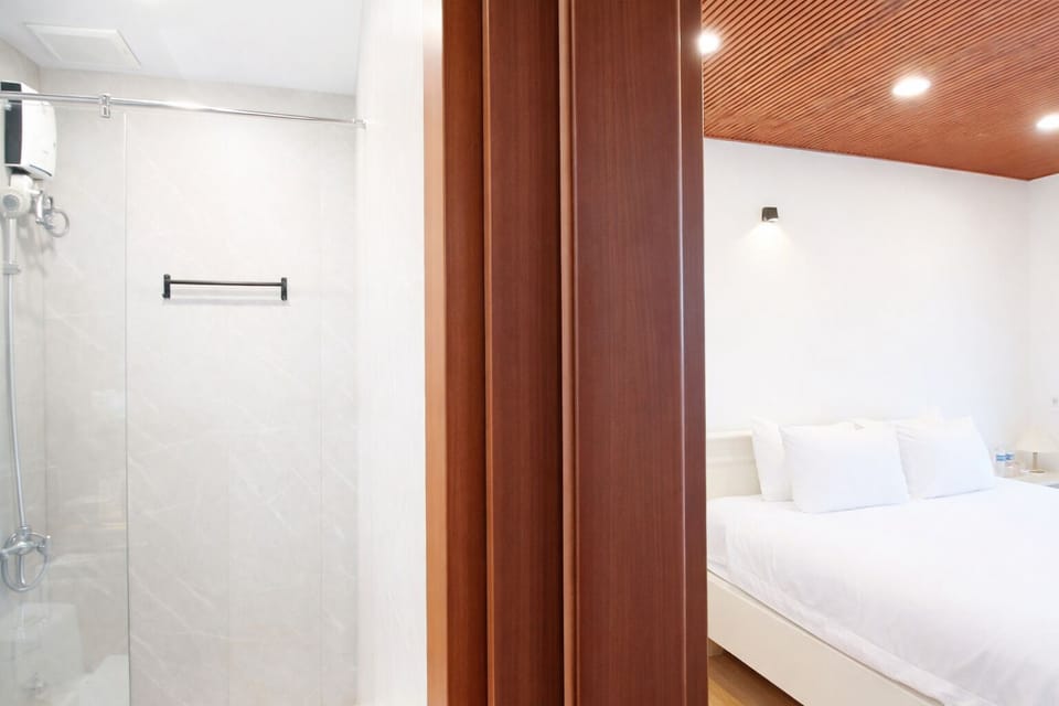Deluxe Double Room, Sea View | Bathroom | Shower, free toiletries, hair dryer, slippers