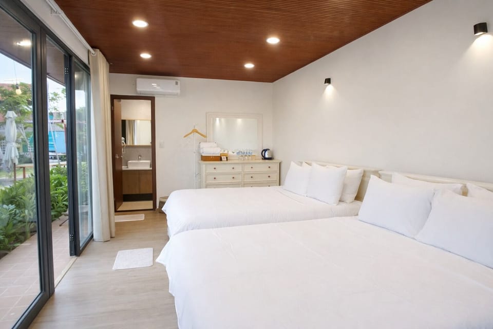 Deluxe Twin Room, Sea View | Desk, soundproofing, free WiFi