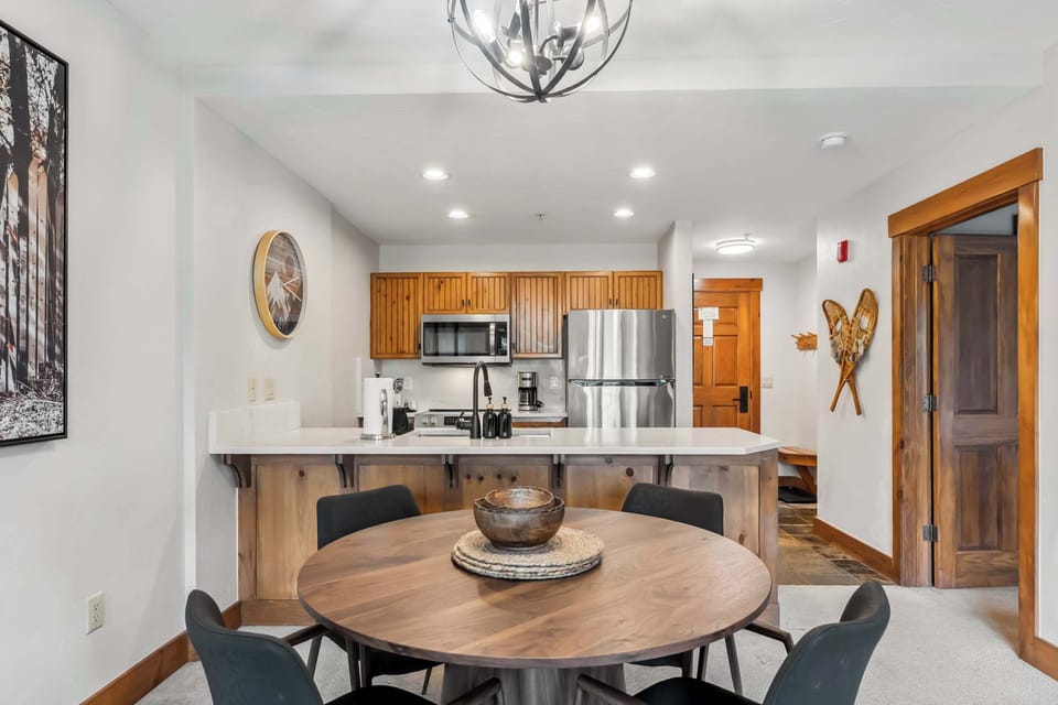 Dining area: Table seating for 4