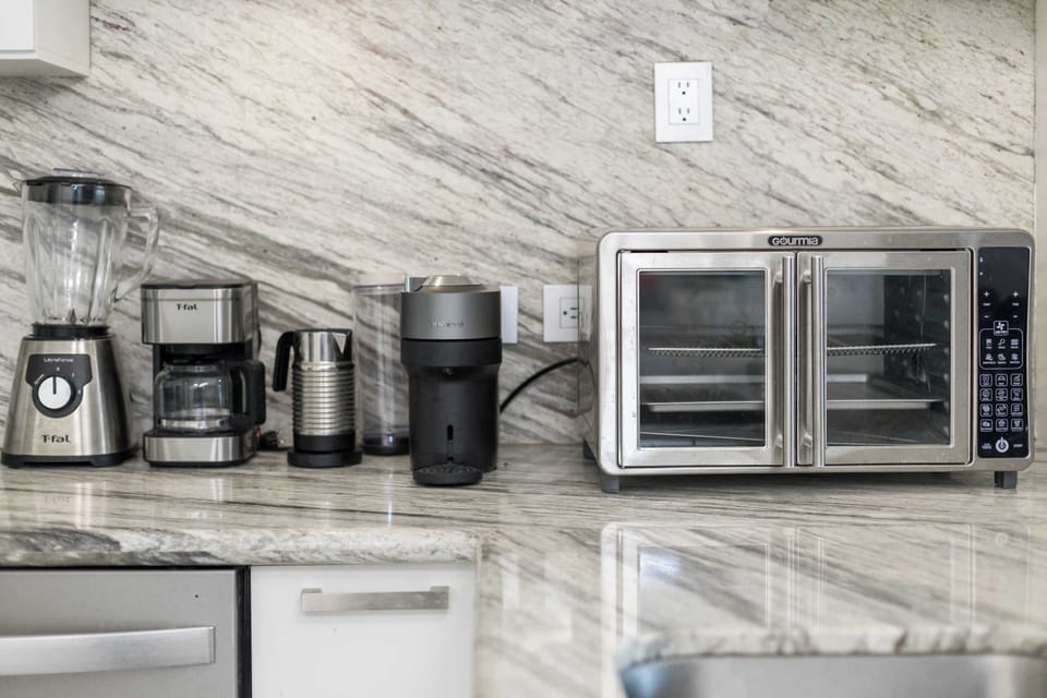 Full kitchen with breakfast area, with stove, refrigerator and cooking elements for your stay.