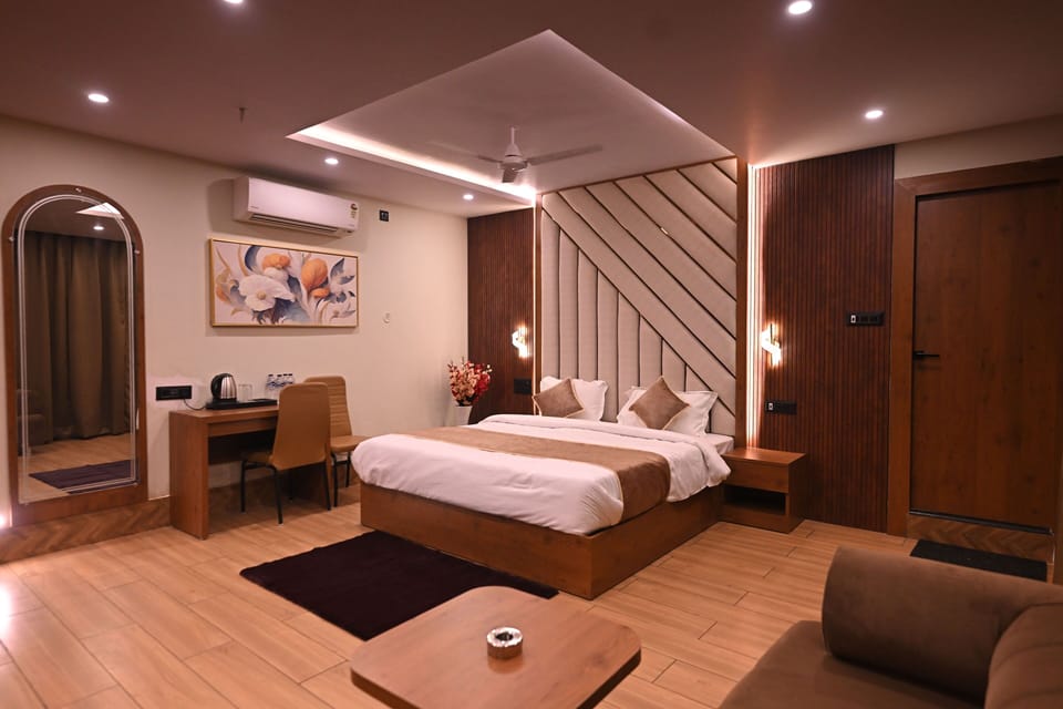 Superior Suite | Memory foam beds, in-room safe, desk, laptop workspace