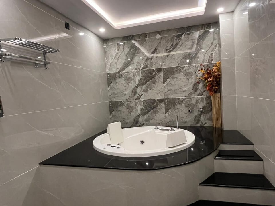 Superior Suite | Bathroom | Shower, rainfall showerhead, designer toiletries, slippers