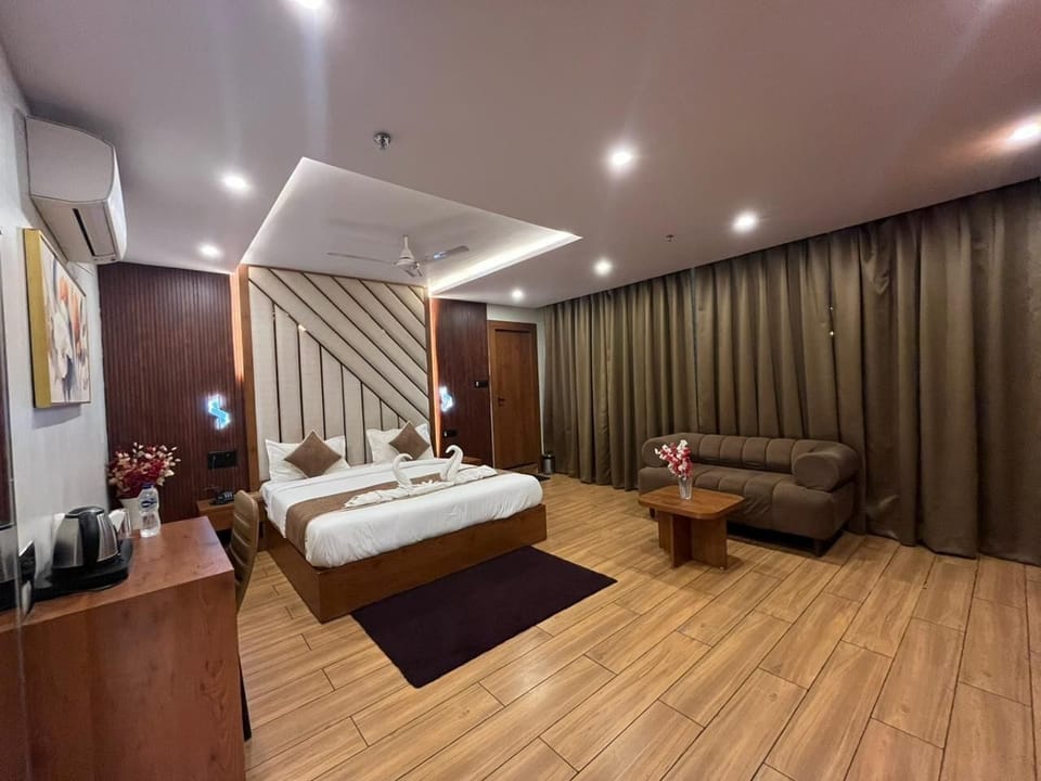Superior Suite | Memory foam beds, in-room safe, desk, laptop workspace