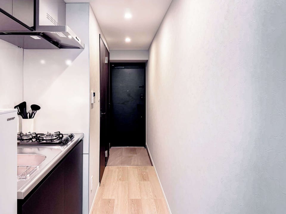 Fridge, microwave, cookware/dishes/utensils, ice maker