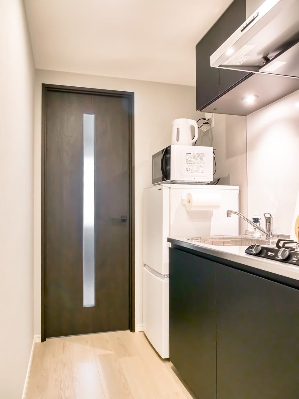Fridge, microwave, cookware/dishes/utensils, ice maker