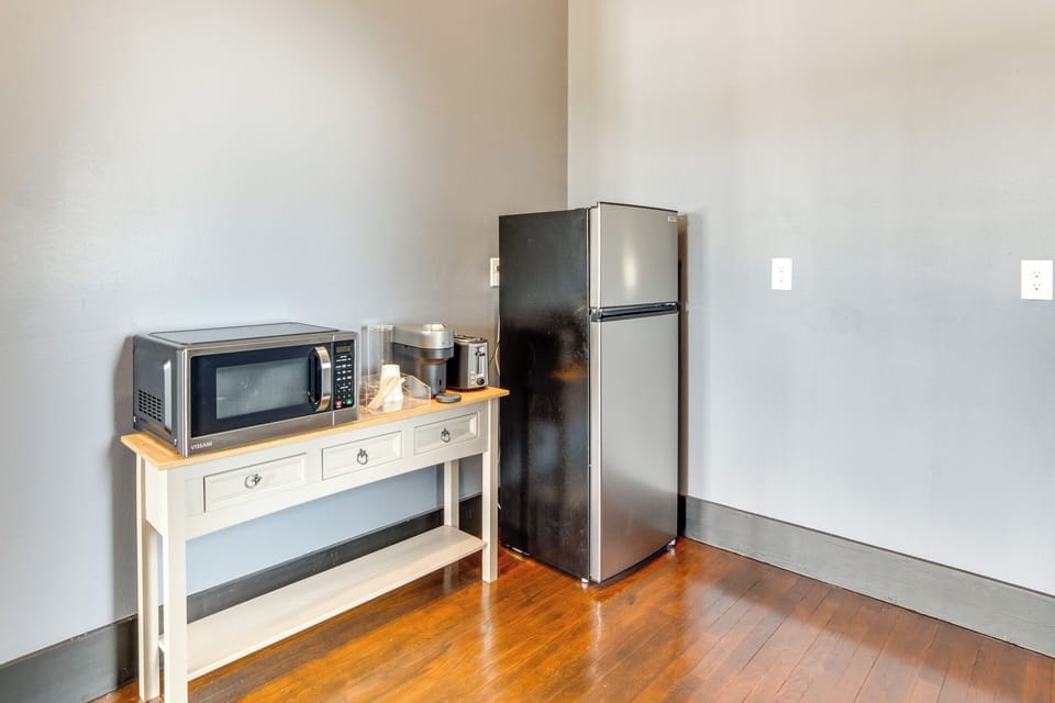 Kitchenette | Desk | Free WiFi | Central Air Conditioning/Heat
