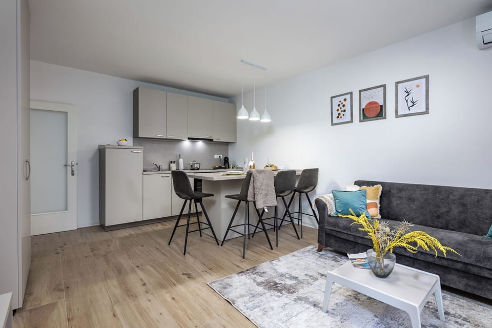 Family Apartment, 1 Bedroom, Air conditioning (City Apartment Nurli near beach) | Living area | Smart TV