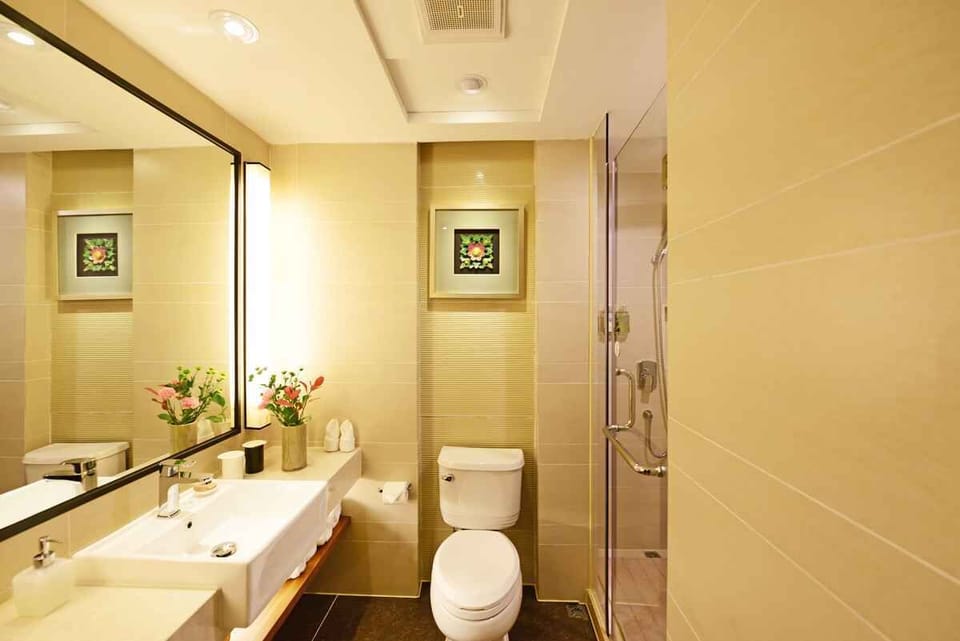 Family Room | Bathroom | Shower, rainfall showerhead, free toiletries, hair dryer