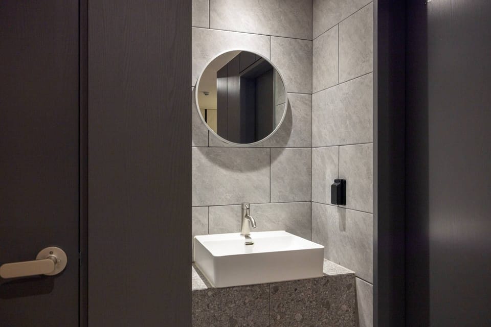 SAUNA DELUXE (B) | Bathroom | Shower, hair dryer, slippers, bidet