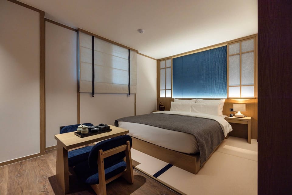 DELUXE (A) | Blackout drapes, soundproofing, free WiFi, bed sheets
