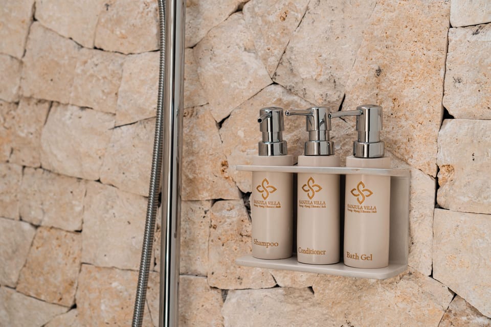 Executive Double Room | Bathroom | Shower, rainfall showerhead, free toiletries, hair dryer