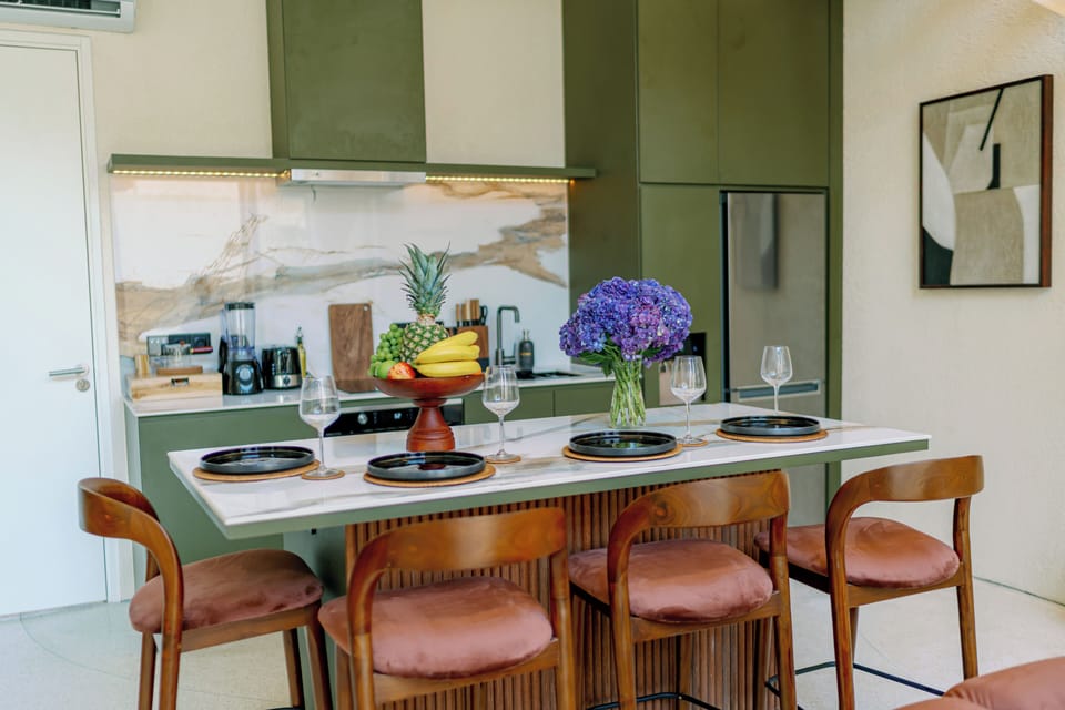 Deluxe Villa, Balcony, Garden View | Dining room