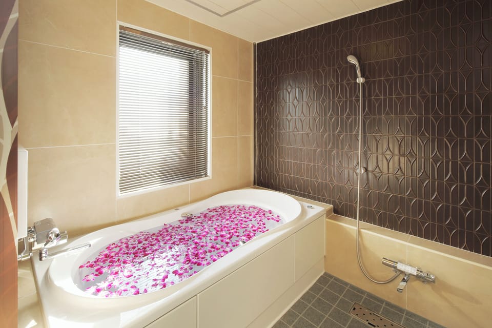 Deluxe Room | Bathroom | Separate tub and shower, hair dryer, bathrobes, slippers