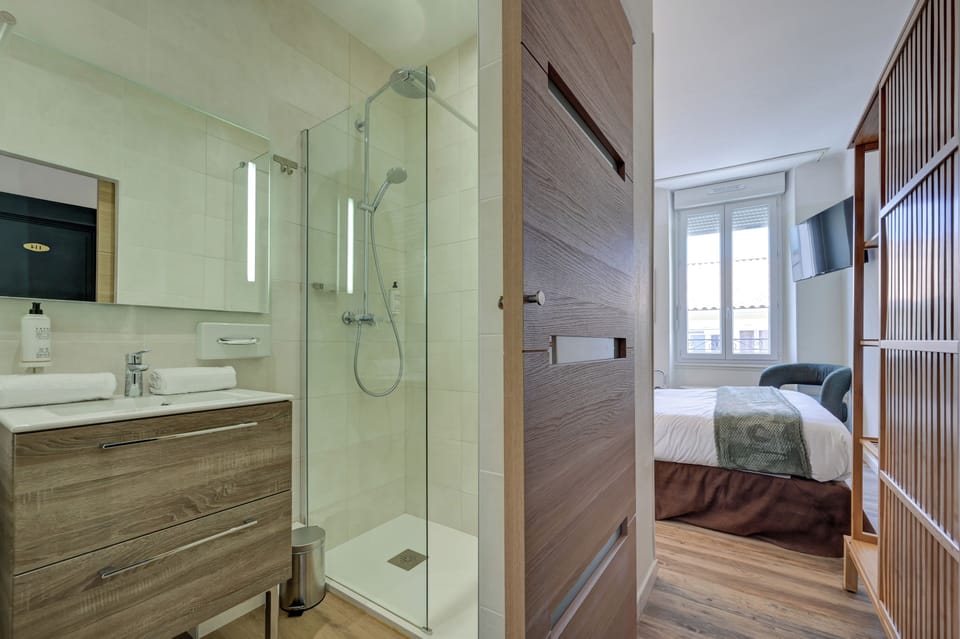 In-room safe, soundproofing, iron/ironing board, free WiFi