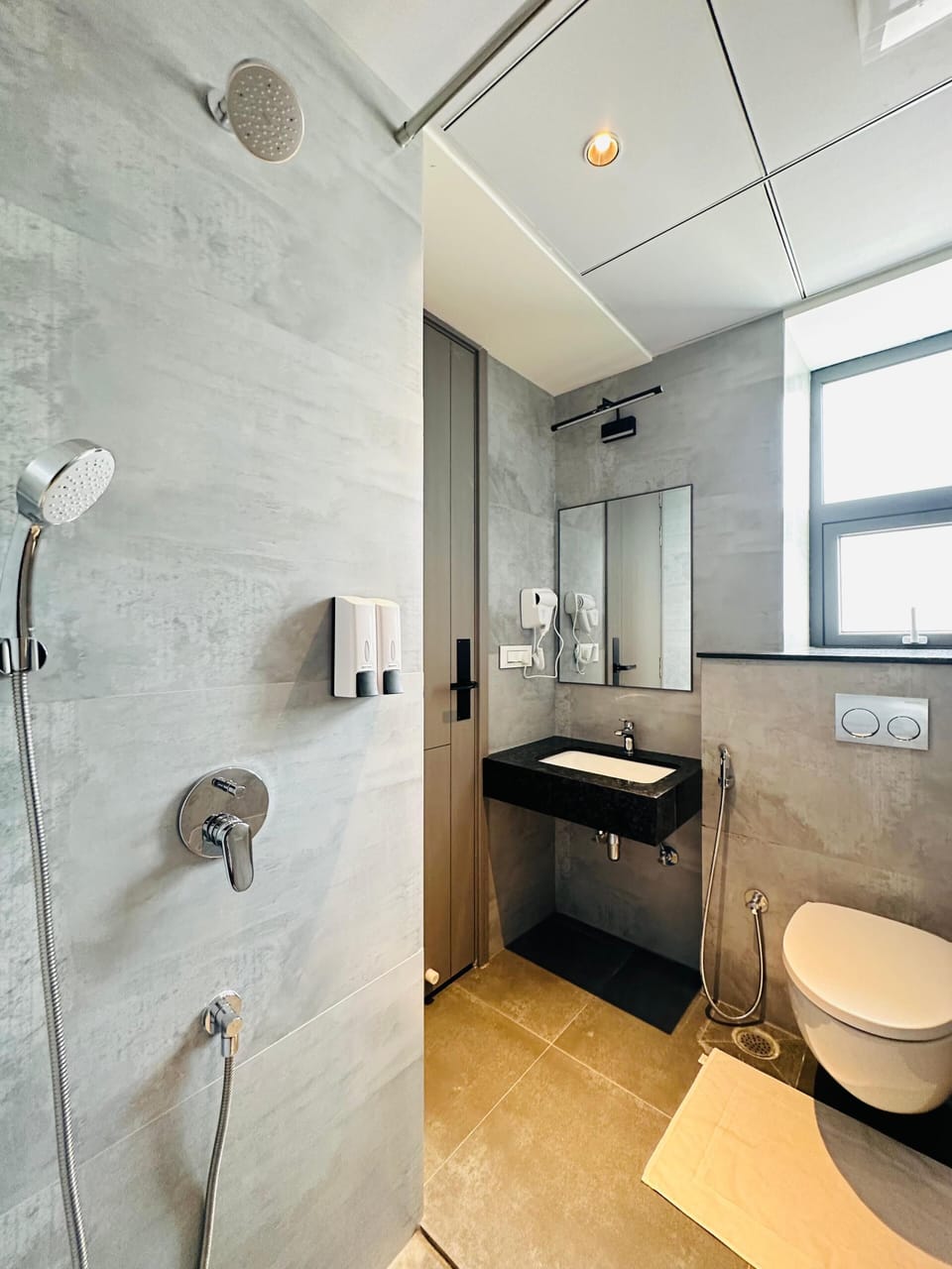 Standard Room, 1 King Bed | Bathroom | Shower, hair dryer, towels, soap