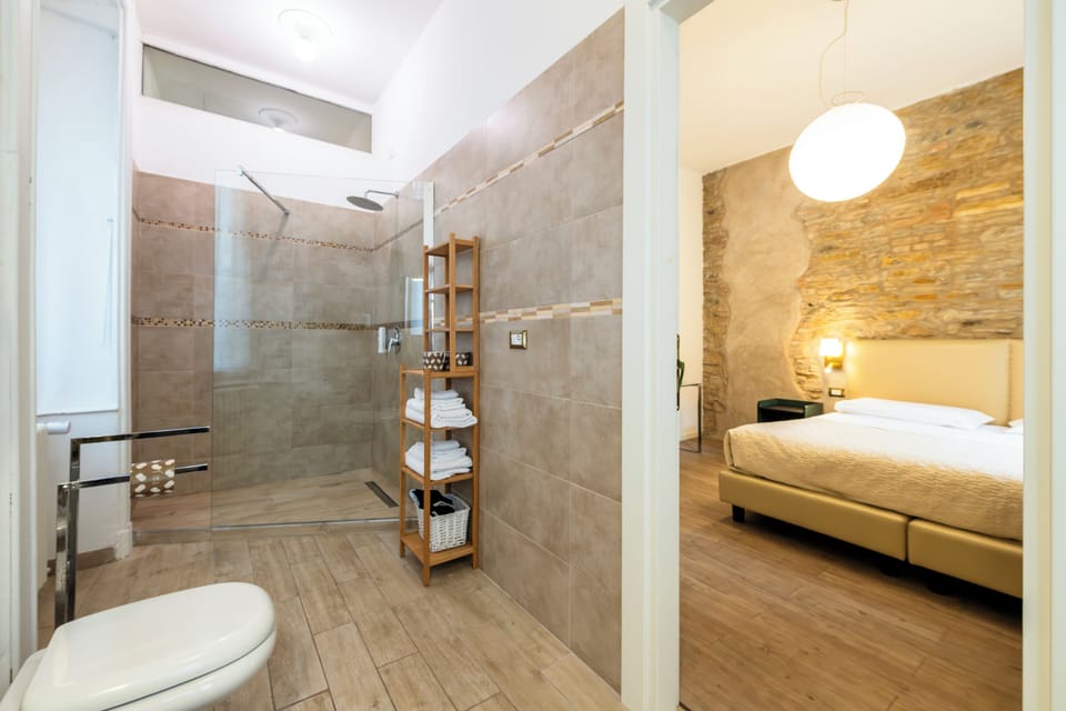 Deluxe Studio Suite | Bathroom | Shower, free toiletries, hair dryer, towels