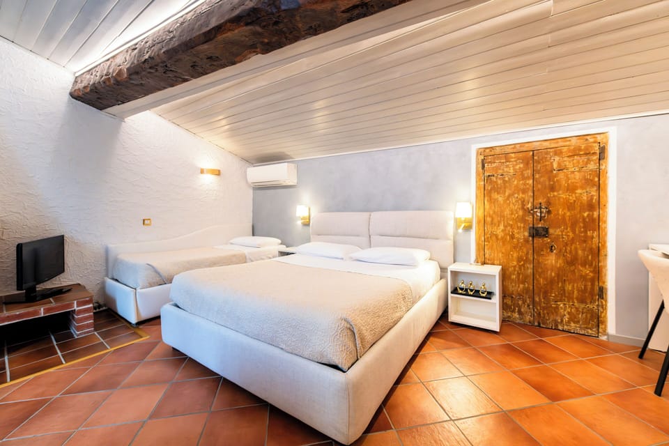 Junior Suite | Hypo-allergenic bedding, down comforters, memory foam beds, minibar