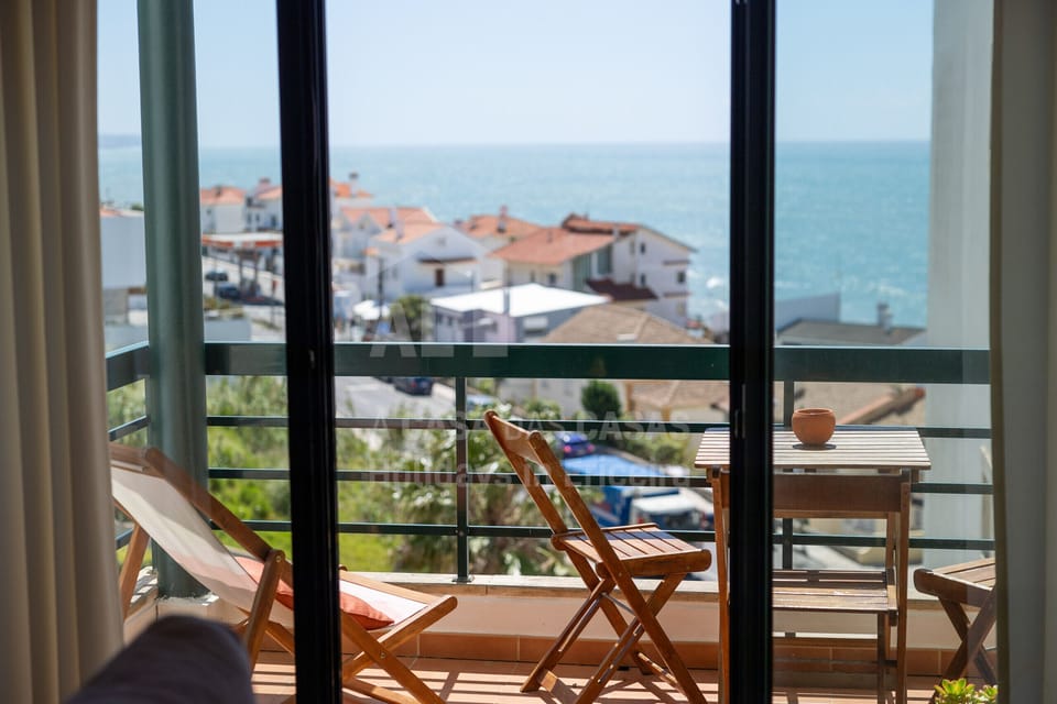 Balcony with a view of the sea