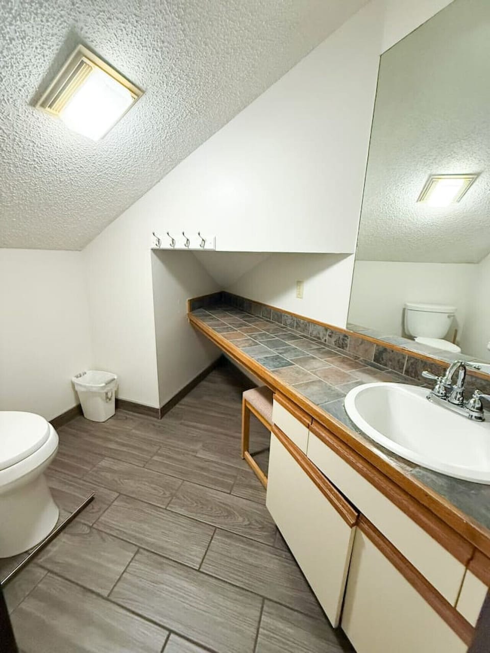 Bright and functional! This bathroom offers a unique design with great light, ensuring a comfortable start to your day.