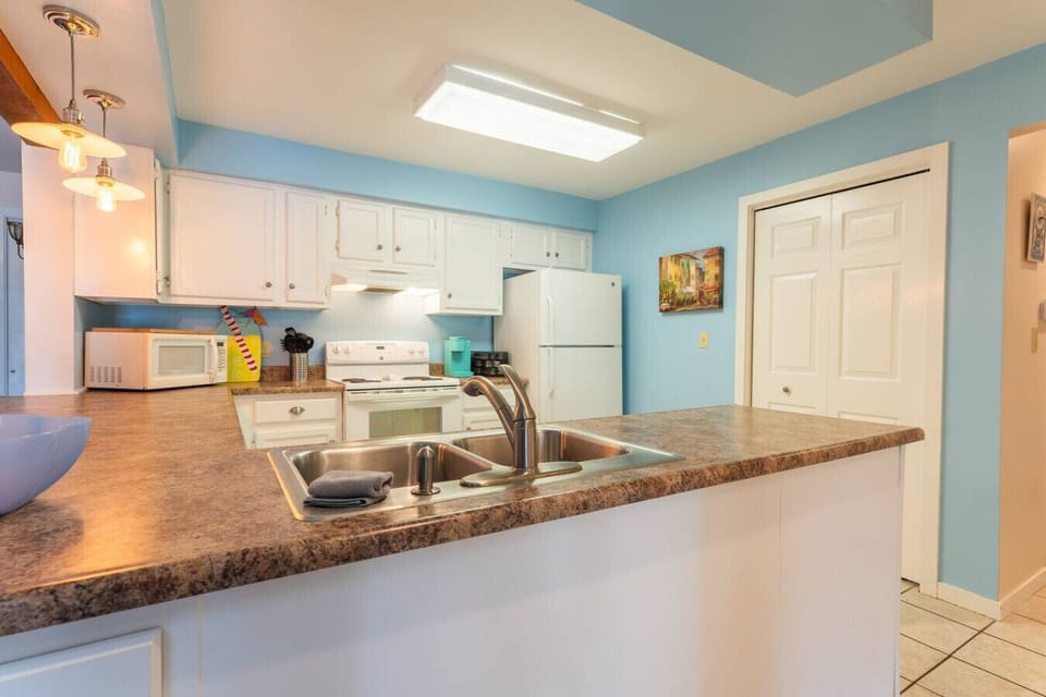 `Whip up delicious meals in our bright and fully equipped kitchen! Perfect for family breakfasts or preparing a feast after a day on the lake.`