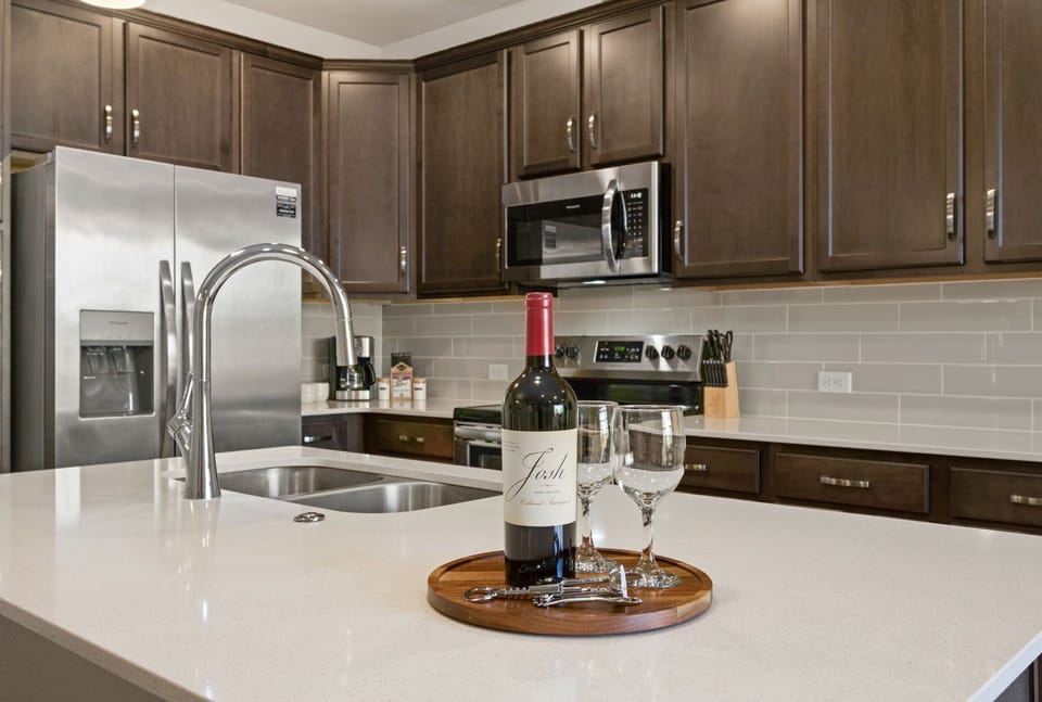 Townhome, Multiple Beds, Patio, Garden View (926 Schlagel St. (unit 2)) | Private kitchen | Fridge, microwave, oven, stovetop