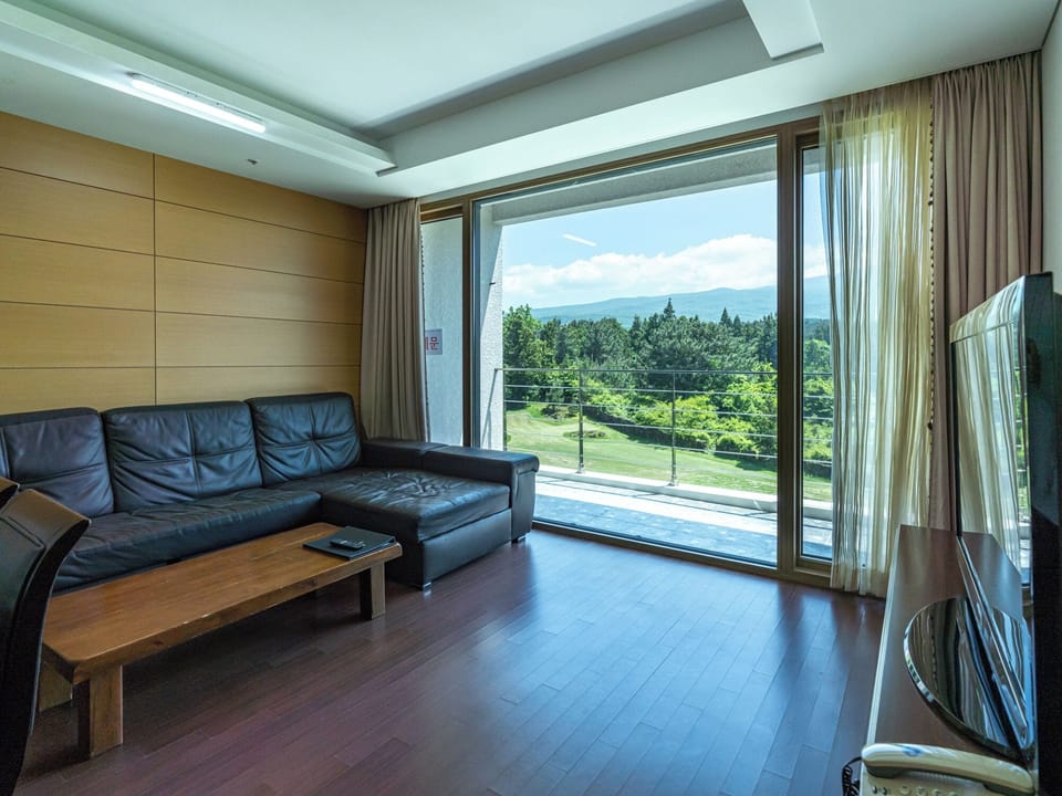 Family Quadruple Room, Balcony, Mountain View | Living area