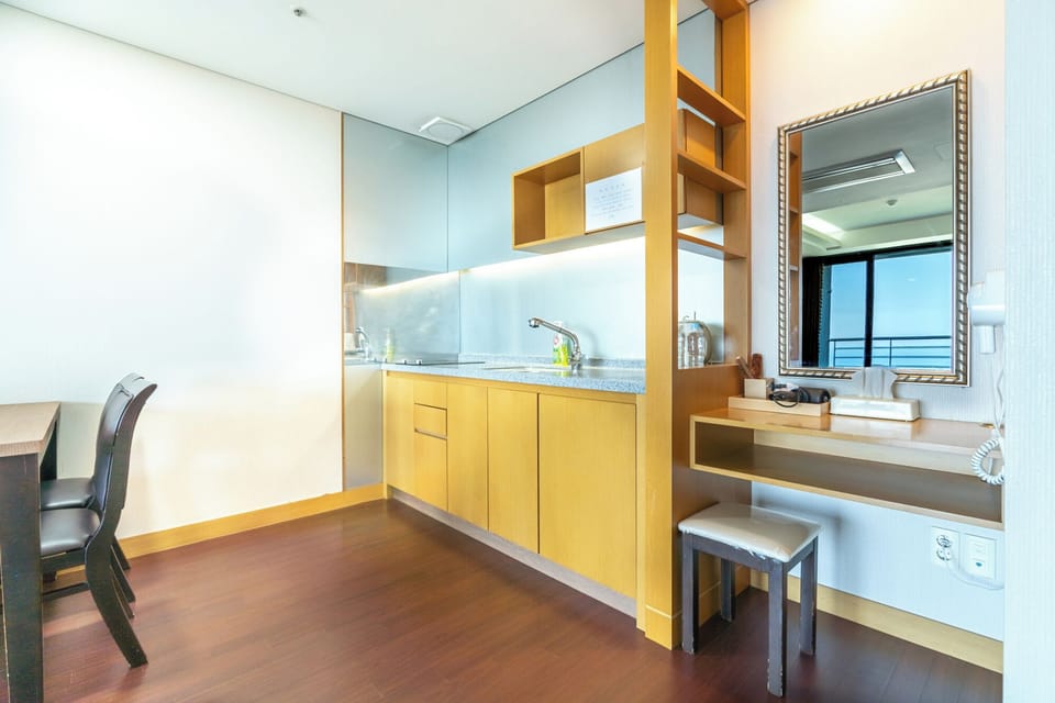 Basic Double or Twin Room, Balcony, Ocean View | Private kitchen | Mini-fridge, microwave, stovetop, cookware/dishes/utensils