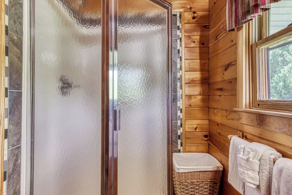 Vacation Rental in Sevierville on the Lake "Lazy Man's Way" - Upper level bathroom with walk in shower