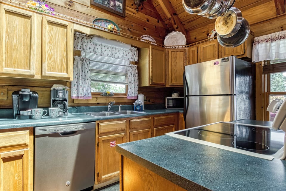 Sevierville Cabin on the Lake "Lazy Man's Way" - Fully furnished kitchen