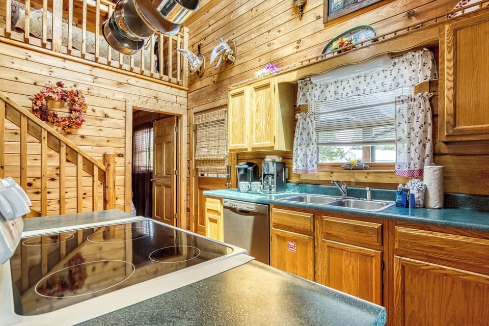Smoky Mountain Cabin on the Lake "Lazy Man's Way" - Fully furnished kitchen