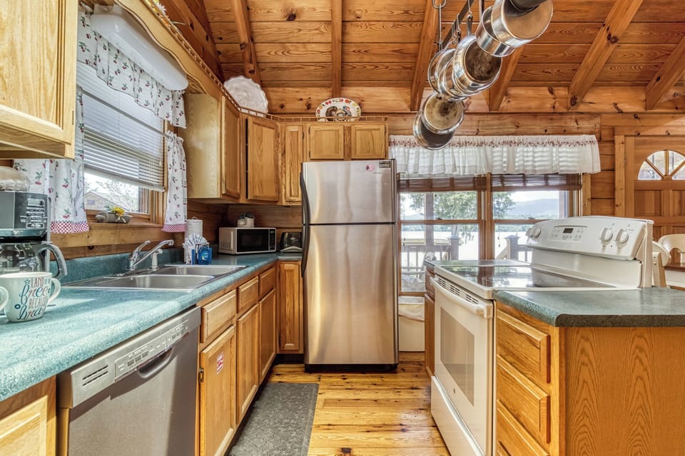 Sevierville Cabin on the Lake "Lazy Man's Way" - Fully furnished kitchen